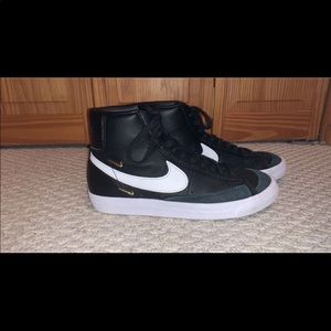 Nike blazers mid 77’s !